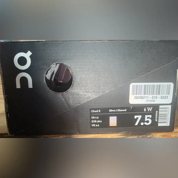 OnCloud X- Running Beige and Peach Sneakers - Picture 5 of 5